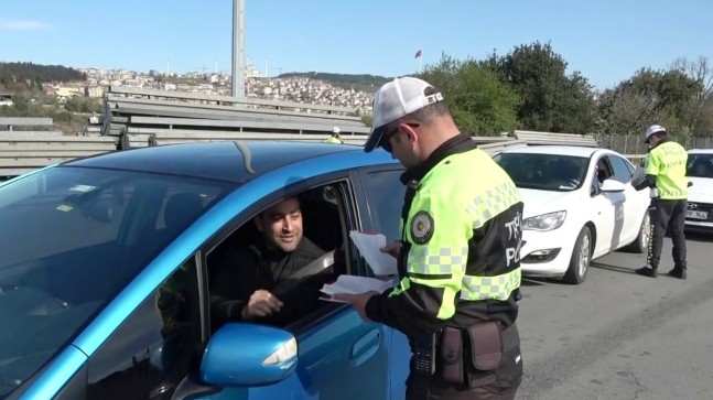 Denetimde ebeveynlere broşür, çocuklara kırmızı düdük dağıtıldı