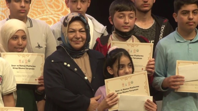 Sancaktepe’de kitap okuma yarışmasında dereceye girenler ödüllerini aldı