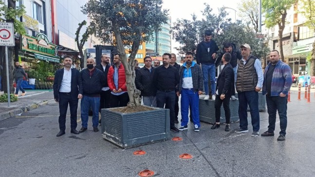 İBB yaya yolunu İSPARK’ a çevirdi: Esnaf yolu saksılarla kapattı