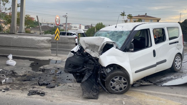 Araç beton bariyere çarptı