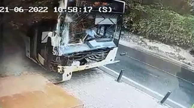 İETT otobüsü kaldırıma çıktı