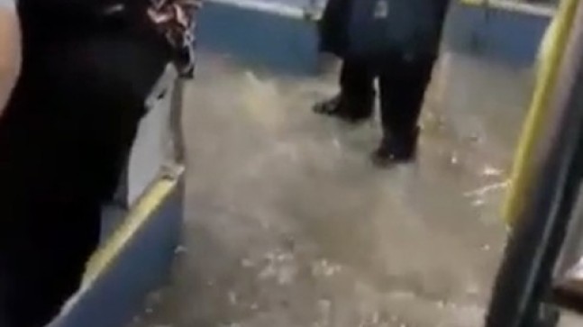 Üsküdar’da İETT otobüsünü sel bastı