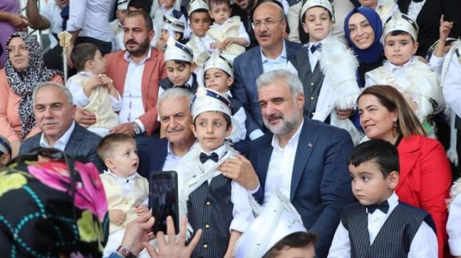 AK Parti, çocukların kirvesi oldu