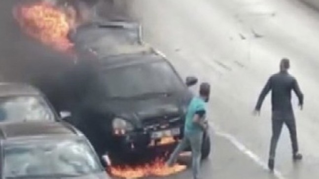 Ümraniye’de cinnet getirerek aracını ateşe veren şahıs, biçakla polise saldırınca vuruldu