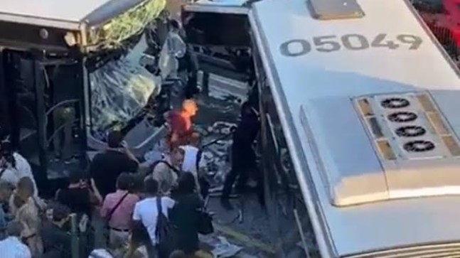 Metrobüsler kafa kafaya çarpıştı