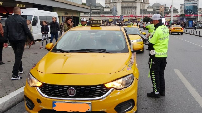 Ceza yiyen taksiciden polise: “Bazen size yapılanları hak ediyorsunuz”