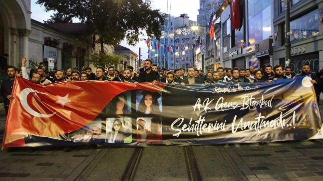 AK Parti’li gençler, İstiklal Caddesi’ndeki terör saldırısında şehit olan vatandaşlarımızı andı