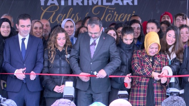 Bakan Kasapoğlu, Sancaktepe’de spor salonu ve kitap kafe açılışını yaptı