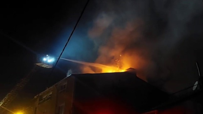 Sultanbeyli’de binanın çatısı alevlere teslim oldu