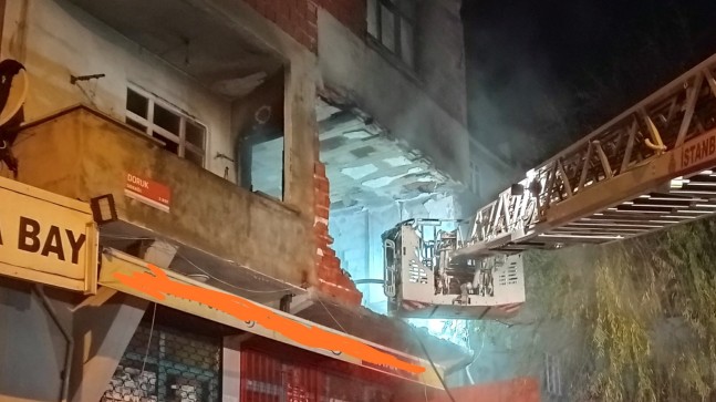 Ev sahibi ile tartışan kiracı ateşe verdiği dairede patlama oldu