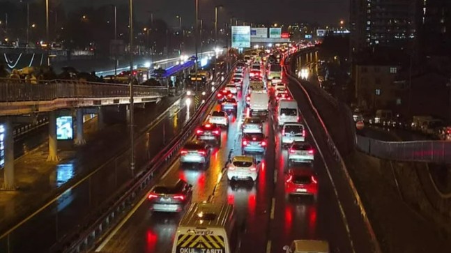 İstanbul’da yüzde 90 trafik yaşandı