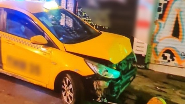 Taksici, peşine takıldığı bayan sürücünün aracına arkadan çarptı