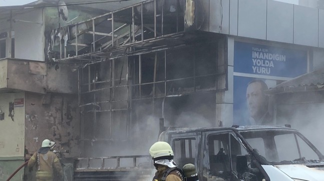 İSKİ, doğalgaz borusunu patlattı, AK Parti Tuzla Mahalle İrtibat Bürosu küle döndü