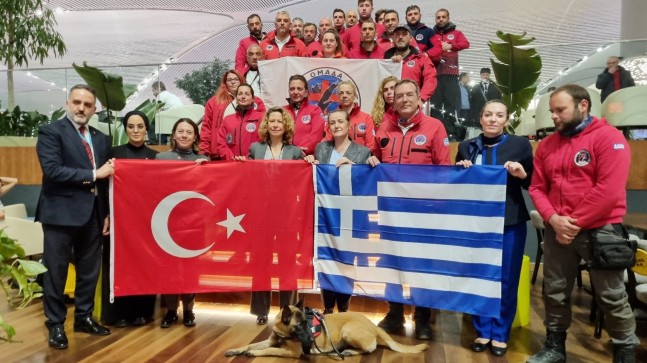 Yunan arama kurtarma ekibi alkışlarla uğurlandı