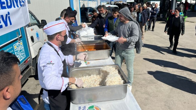 Tuzla Belediyesi Hatay’ın Kırıkhan ilçesinde iftar sofrası kuruyor
