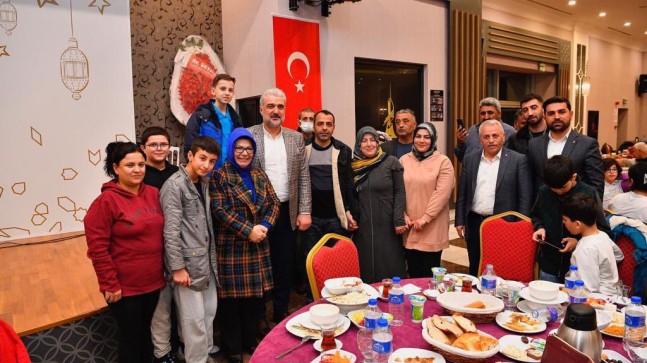 Sancaktepe’de kalan depremzede vatandaşlar iftarda misafir edildi