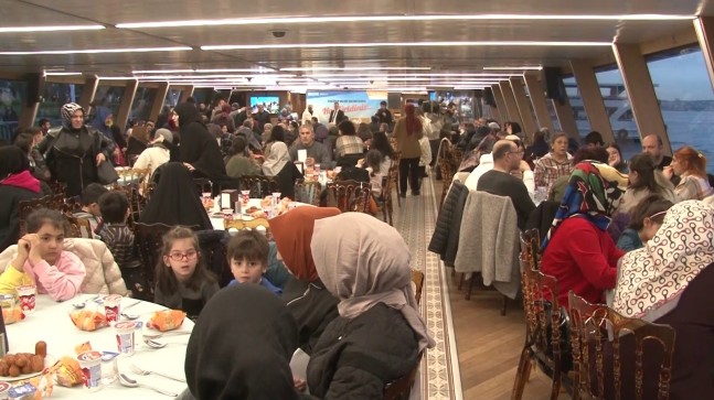 Depremzedeler, boğaz turu eşliğinde oruçlarını açtı