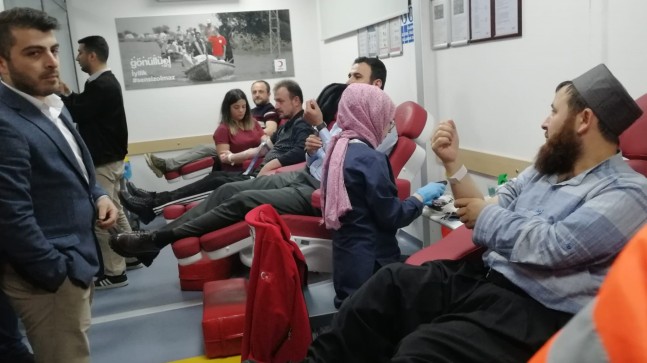 AK Parti’li gençlerden kan bağışı
