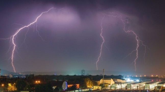 Gökyüzünde şimşek şöleni