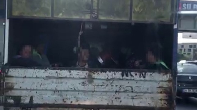 İBB, bünyesinde çalıştırdığı kadın işçileri kamyonet kasasında taşıdı   