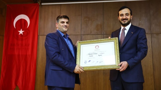 Bağcılar Belediye Başkanı Abdullah Özdemir mazbatasını aldı