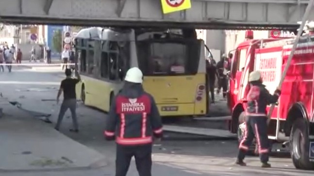 İETT otobüsü üst geçide sıkıştı