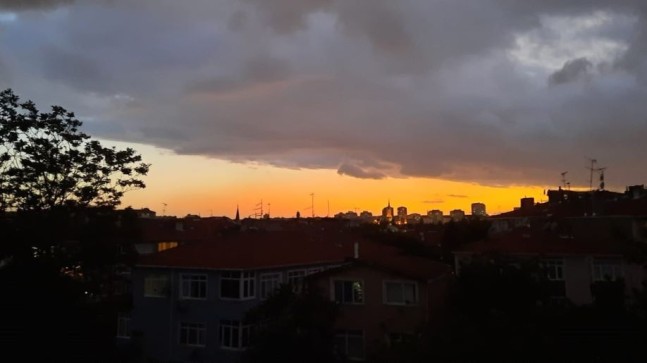 Gökyüzü kızıla boyandı