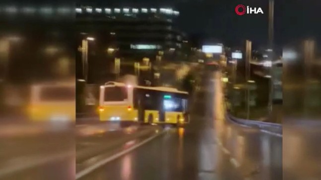 İETT otobüsü yoldan çıktı