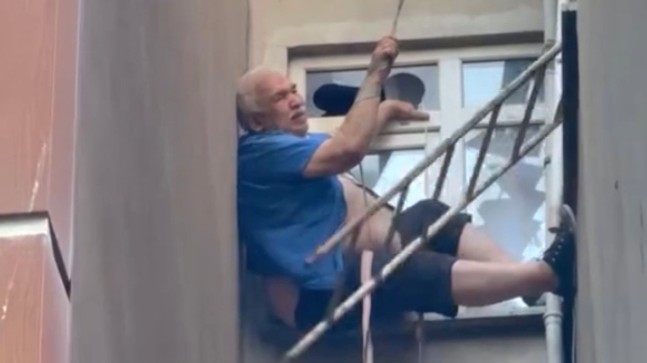 Çatıdan düşen adam havada asılı kaldı
