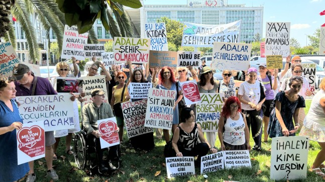 Adalar sakinlerinden İBB önünde “azmanbüsleri istemiyoruz” eylemi