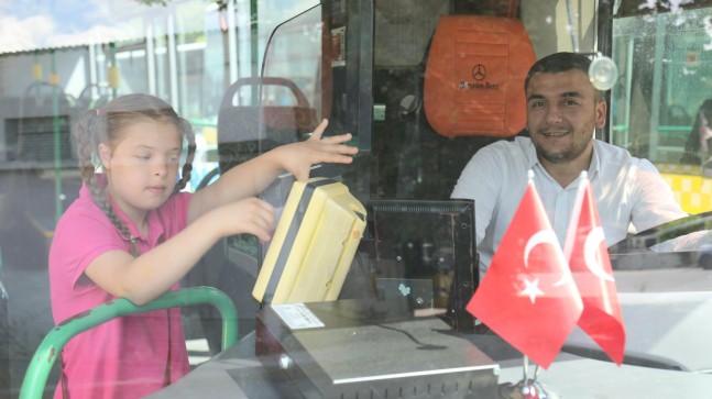 Kaybolan 10 yaşındaki çocuk otobüs şoförünün dikkati sayesinde bulundu