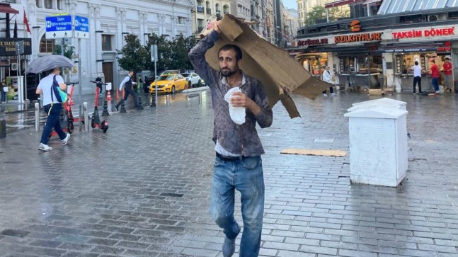 Taksim’de yağmur etkili oldu