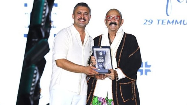 Şile’deki Festivale davet edilen Modacı Cemil İpekçi, Şile Bezi Fabrikasını görmezden gelince tepki aldı