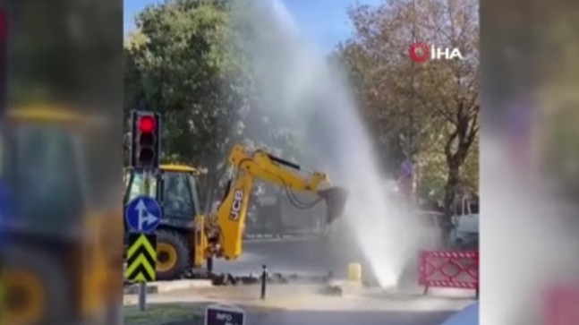 Fatih’te İSKİ’ye ait su borusu patladı: Su metrelerce havaya fışkırdı