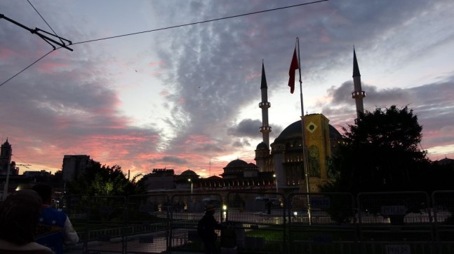 Taksim’de bulutların görsel şöleni