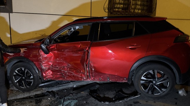 Eyüpsultan’da bir sürücü sokakta bulunan 8 araca çarptı