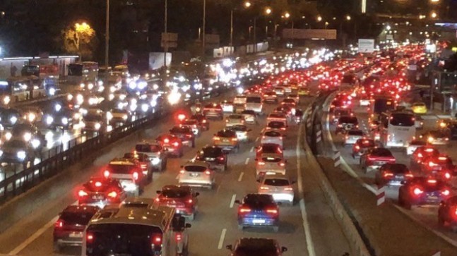 İstanbul’da haftanın ilk mesai gününde akşam trafiği felç oldu