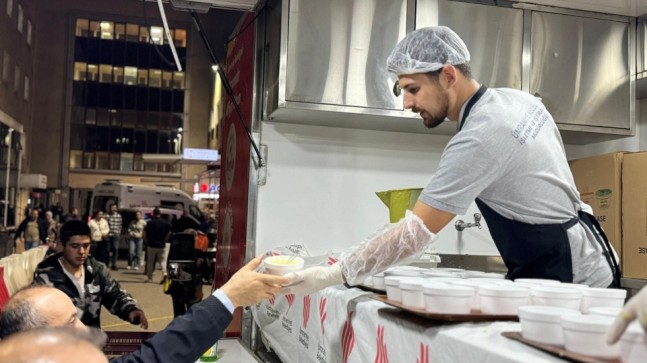 Ümraniye’de her gün binlerce vatandaşa sıcak çorba ikramı