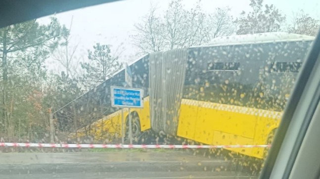 Arnavutköy’de içinde yolcuların bulunduğu İETT otobüsü ormanlık alana daldı