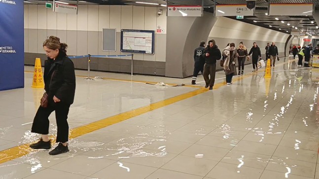 Yenibosna Metro durağını su bastı