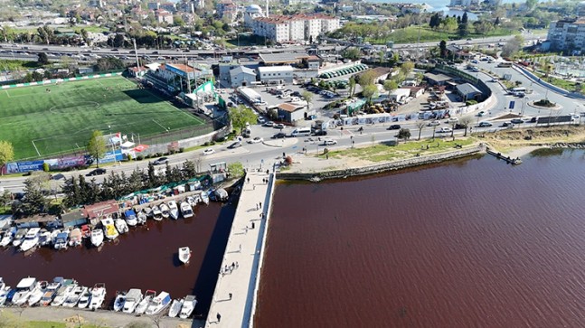 Küçükçekmece Gölü kırmızıya döndü