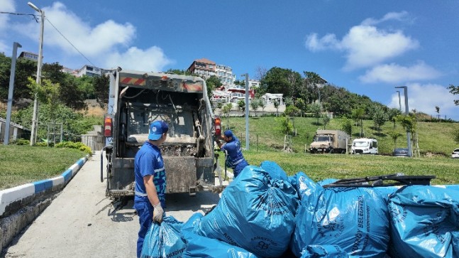 Arnavutköy Karaburun Sahili’nde temizlik sorumluluğu İBB’de olan Kayalık Bölgeler için Arnavutköy Belediyesi harekete geçti