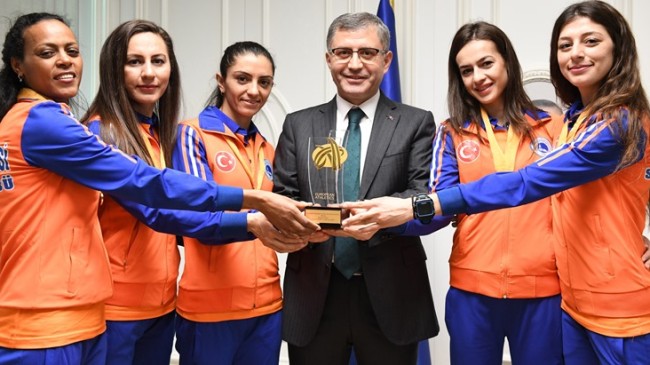 Üsküdar’ın gururu altın kızlara Başkan Türkmen’den ödül