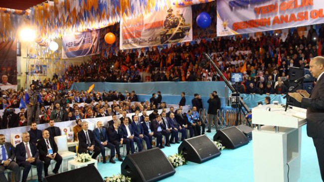 Üç maymunu oynayan hainler!