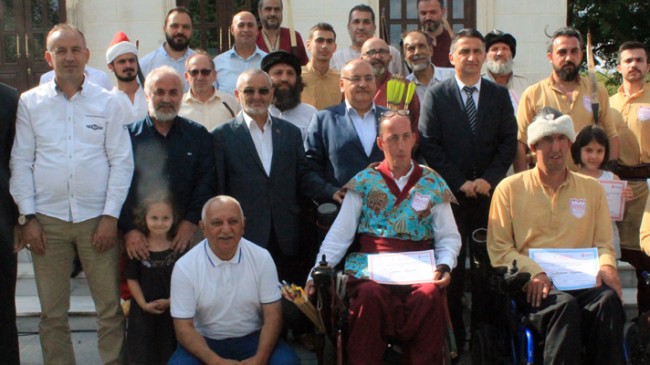 Kabzalarını alan okçular usta oldu