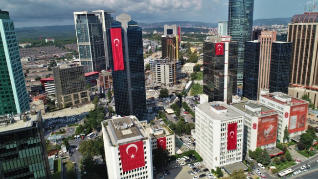 Türk Bayrağı her yerde dalgalanıyor