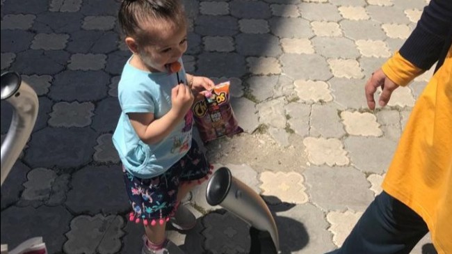 Annesinin elinden fırladı, minibüsün altında can verdi