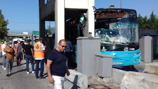 Kurtköy gişelere otobüs çarptı