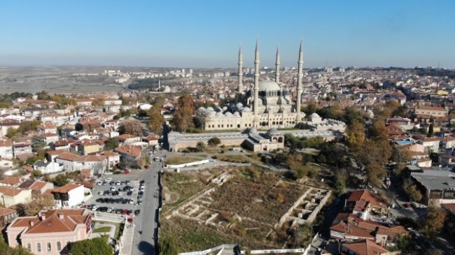 Selimiye Camii meydanını yapamayan CHP, Türkiye’yi yönetmeye talip!