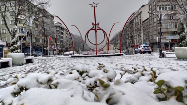 Sultangazililer karla uyandı